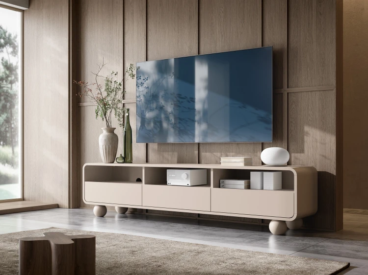 Kaszmirowa szafka RTV Albion 180 ustawiona przy ścianie w pokoju dziennym w stylu loft