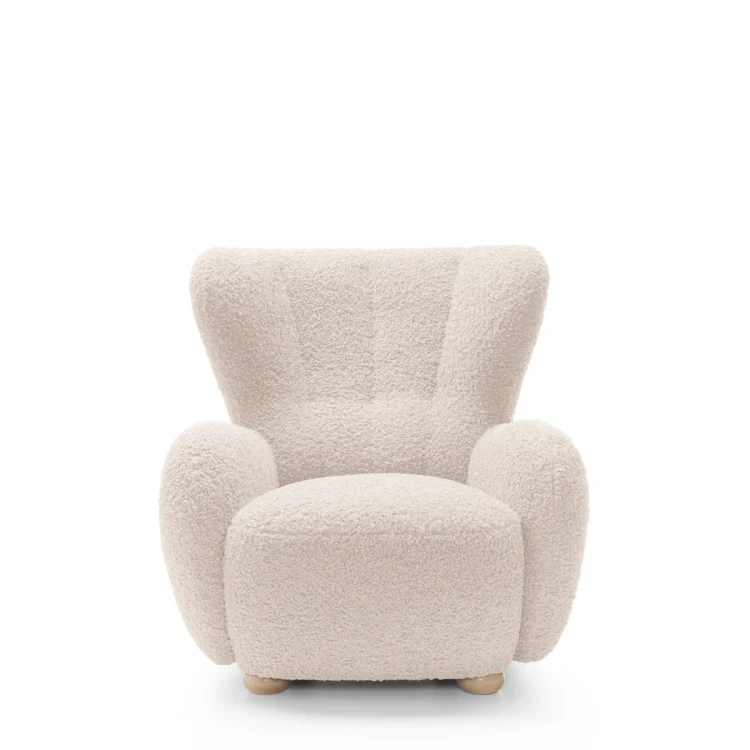 Beżowy fotel wypoczynkowy Ciro boucle prezentujący nowoczesny, obły design i wysokie oparcie.