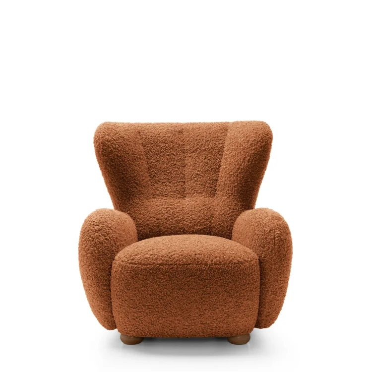 Brązowy fotel wypoczynkowy Ciro boucle prezentujący nowoczesny, obły design i wysokie oparcie.