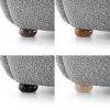 Detal drewnianych nóżek fotela Ciro w kolorze naturalnym prezentujący ich rzemieślniczą jakość.