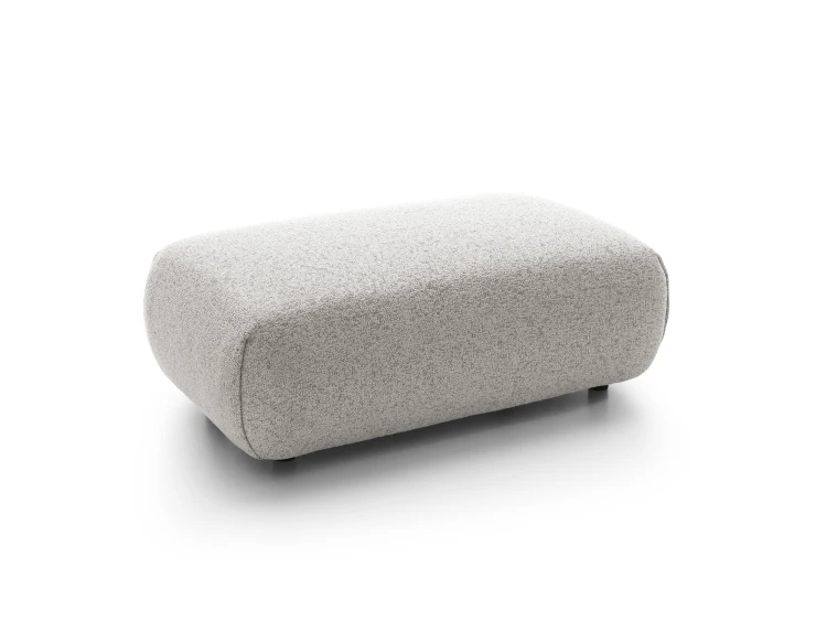 Puf Pocket Puente 80 widziany pod kątem, podkreślający miękkie linie bryły i strukturę tkaniny.