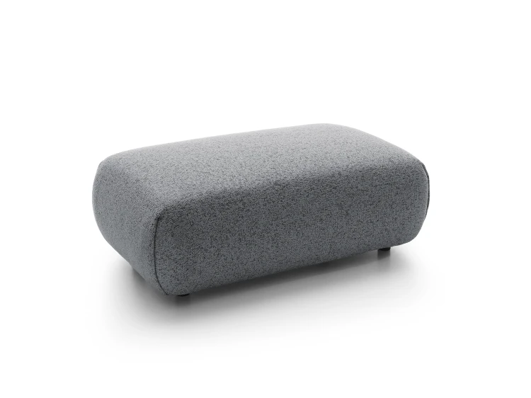 Puf Pocket Puente 94 widziany pod kątem, podkreślający miękkie linie bryły i strukturę tkaniny.