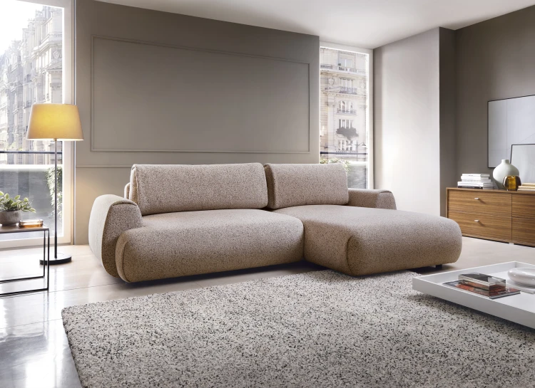Narożnik Pocket M oberżyna w eleganckim salonie jako centralny punkt strefy wypoczynkowej.