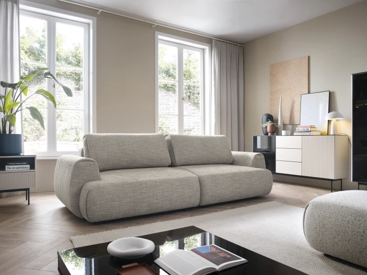 Szara sofa Pocket Silencio 19 w nowoczesnym salonie jako centralny punkt wypoczynkowy.