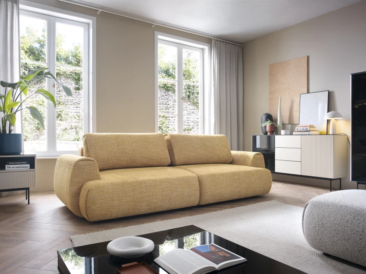 Miodowa sofa Pocket Silencio 53 w nowoczesnym salonie jako centralny punkt wypoczynkowy.