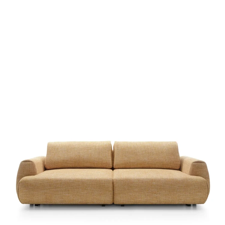 Designerska sofa Pocket w miodowej tkaninie Silencio 53 z dużymi miękkimi poduchami o szerokości 260 cm.