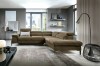Oliwkowy narożnik Blues L w nowoczesnym salonie jako elegancki element stylu modern organic.