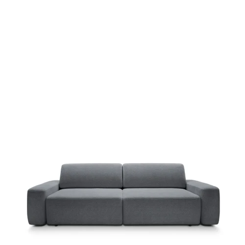 Designerska grafitowa sofa Bouli w tkaninie Raven 18 o obłym kształcie i szerokości 257 cm.