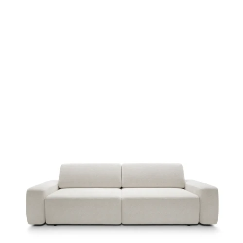 Designerska kremowa sofa Bouli w tkaninie Raven 22 o obłym kształcie i szerokości 257 cm.