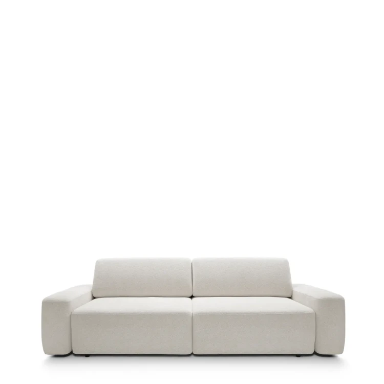 Designerska kremowa sofa Bouli w tkaninie Raven 22 o obłym kształcie i szerokości 257 cm.