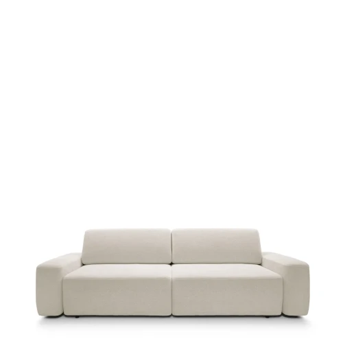 Designerska beżowa sofa Bouli w tkaninie Raven 24 o szerokości 257 cm w jasnym salonie.