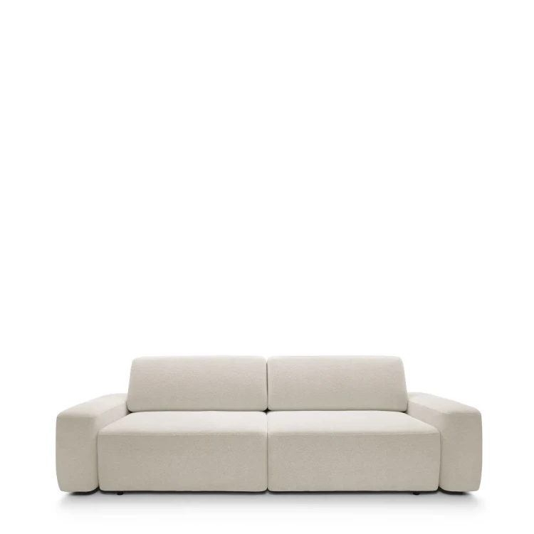Designerska beżowa sofa Bouli w tkaninie Raven 24 o szerokości 257 cm w jasnym salonie.