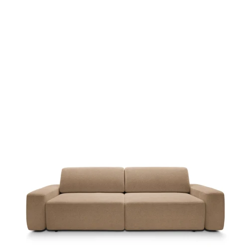 Brązowa sofa Bouli w tkaninie Raven 38 o nowoczesnym, obłym kształcie i szerokości 257 cm.