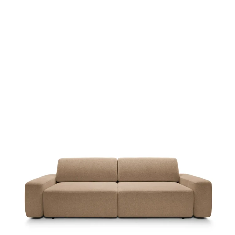Brązowa sofa Bouli w tkaninie Raven 38 o nowoczesnym, obłym kształcie i szerokości 257 cm.