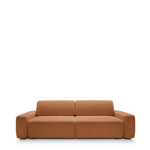 Designerska sofa Bouli w ceglastej tkaninie Raven 44 o obłym kształcie i szerokości 257 cm.