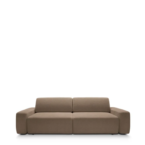 Designerska czekoladowa sofa Bouli w tkaninie Raven 45 o obłym kształcie i szerokości 257 cm.