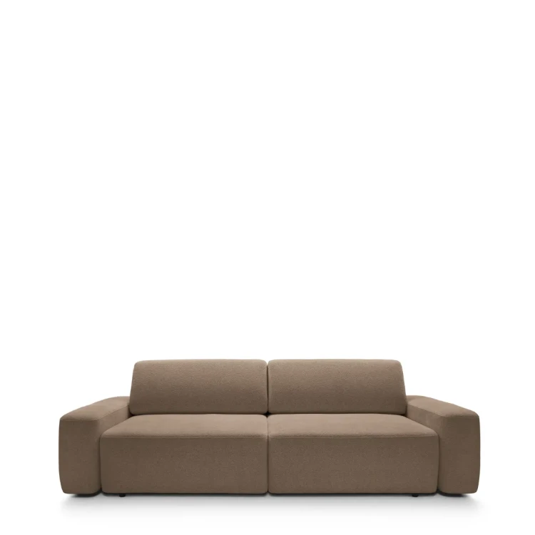 Designerska czekoladowa sofa Bouli w tkaninie Raven 45 o obłym kształcie i szerokości 257 cm.