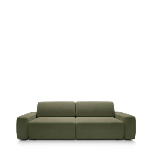 Designerska oliwkowa sofa Bouli w tkaninie Raven 78 o obłym kształcie i szerokości 257 cm.