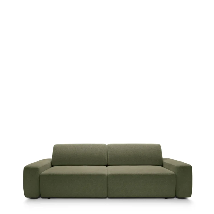 Designerska oliwkowa sofa Bouli w tkaninie Raven 78 o obłym kształcie i szerokości 257 cm.