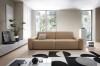 Brązowa sofa Bouli Raven 38 w nowoczesnym salonie jako główny element strefy wypoczynkowej.
