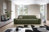 Oliwkowa sofa Bouli Raven 78 w nowoczesnym salonie jako centralny punkt wypoczynkowy w duchu boho.