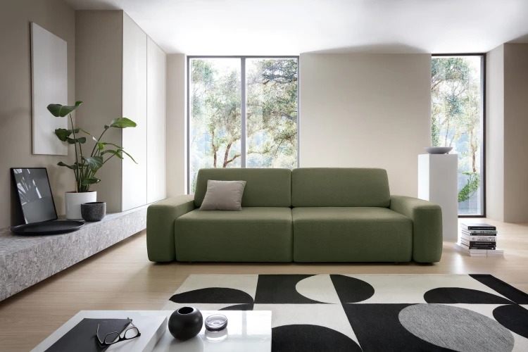 Oliwkowa sofa Bouli Raven 78 w nowoczesnym salonie jako centralny punkt wypoczynkowy w duchu boho.