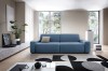 Granatowa sofa Bouli Raven 86 w nowoczesnym salonie jako centralny punkt wypoczynkowy.