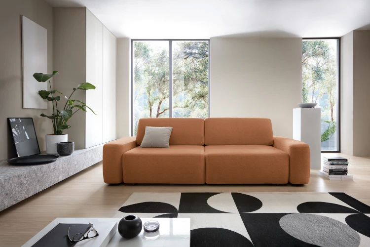 Ceglasta sofa Bouli Raven 44 w nowoczesnym salonie jako główny element dekoracyjny i wypoczynkowy.