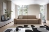 Czekoladowa sofa Bouli Raven 45 w nowoczesnym salonie jako centralny punkt wypoczynkowy.
