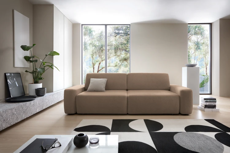 Czekoladowa sofa Bouli Raven 45 w nowoczesnym salonie jako centralny punkt wypoczynkowy.