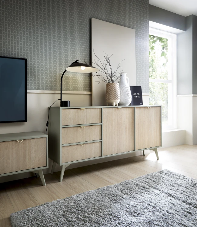 Komoda Forest KSZ158 ustawiona w nowoczesnym salonie przy jasnej ścianie, prezentująca styl modern scandi.