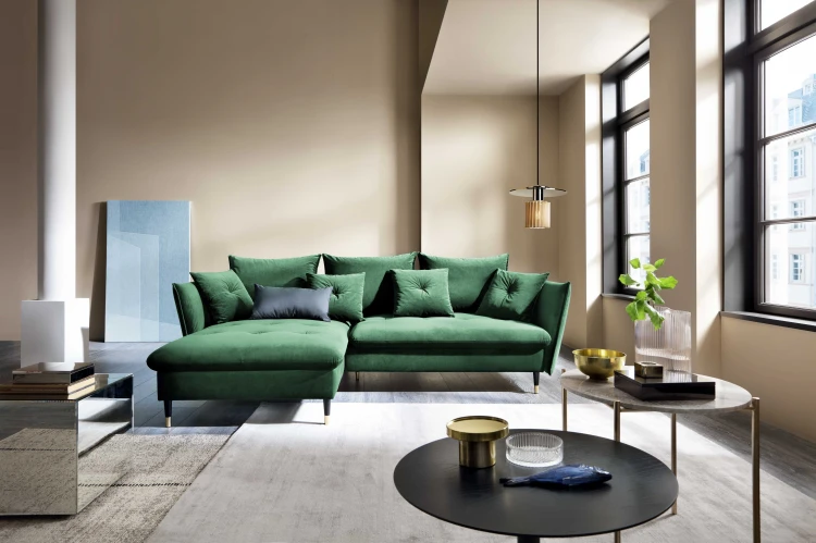 Ciemnozielony velvetowy narożnik Glam w eleganckim salonie modern classic jako główny element strefy wypoczynkowej.