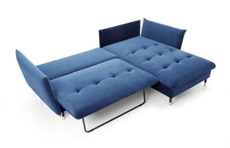 Granatowy velvetowy narożnik Glam w eleganckim salonie modern classic jako główny element strefy wypoczynkowej.