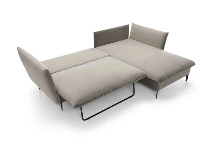 Ciemnobeżowy narożnik Gloss rozłożony do funkcji spania o równej powierzchni nocnej 135x224 cm.