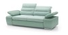 Sofa Korfu Jasnozielona widziana pod kątem, podkreślająca całkowitą głębokość 107 cm.