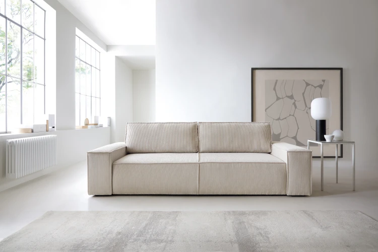 Beżowa sztruksowa sofa Fiord w nowoczesnym pokoju dziennym jako główne centrum domowego wypoczynku.