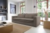 Brązowa sztruksowa sofa Tilia w nowoczesnym pokoju dziennym jako główne centrum domowego wypoczynku.
