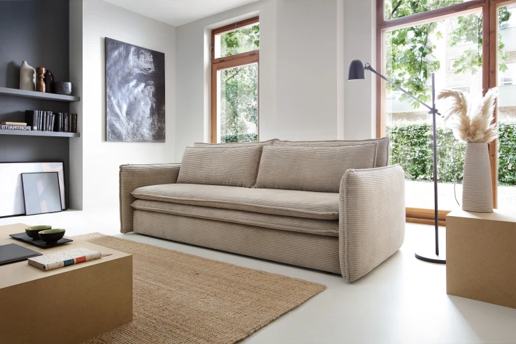 Ciemnobeżowa kompaktowa sofa Tilia Slim w przytulnym pokoju dziennym jako idealne wykorzystanie przestrzeni.
