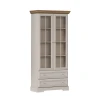 Elegancka dwudrzwiowa witryna stojąca Kora Plus KRW2 w kolorze kaszmiru z przyciemnianym szkłem Antisol, dębowym blatem Mavelie Oak i złotymi uchwytami, widok z przodu na białym tle.