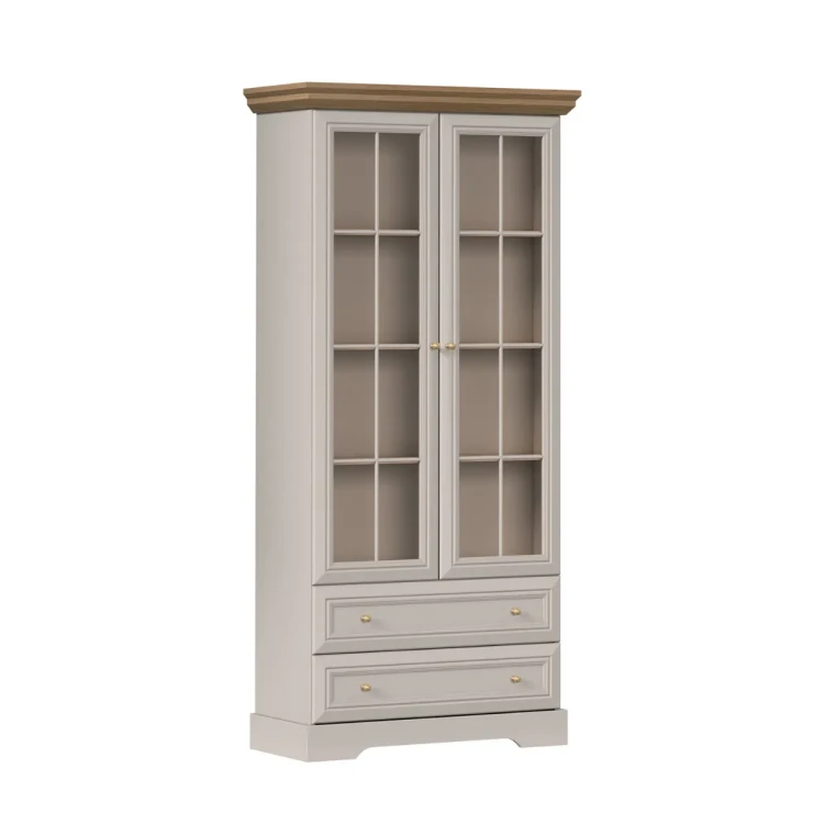 Elegancka dwudrzwiowa witryna stojąca Kora Plus KRW2 w kolorze kaszmiru z przyciemnianym szkłem Antisol, dębowym blatem Mavelie Oak i złotymi uchwytami, widok z przodu na białym tle.