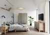 Jasna, nowoczesna sypialnia urządzona meblami z systemowej kolekcji Indygo w harmonijnym połączeniu dekoru Dąb Wotan z zielenią Green.
