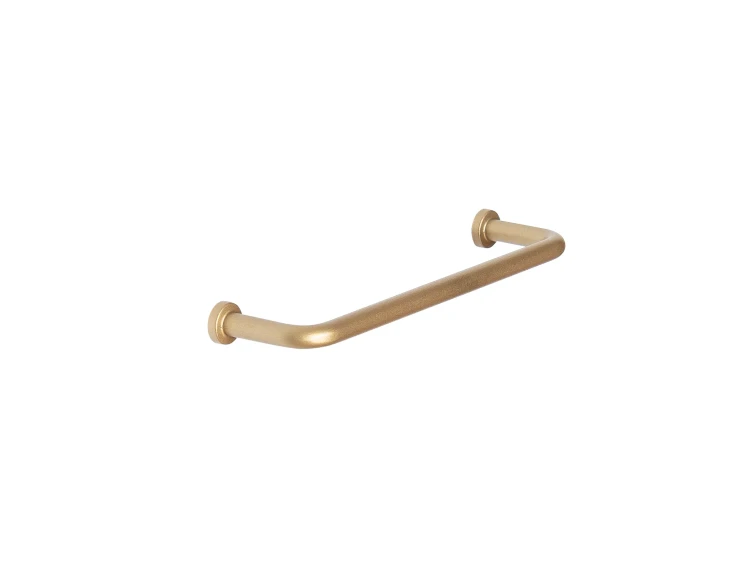 Prezentacja na białym tle metalowego, podłużnego uchwytu w kolorze matowego złota, dedykowanego do mebli z kolekcji Indygo.