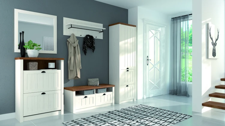 Funkcjonalna aranżacja jasnego korytarza z wykorzystaniem szaf ubraniowych i komód z rustykalnej serii Prowansja Sosna Andersen.