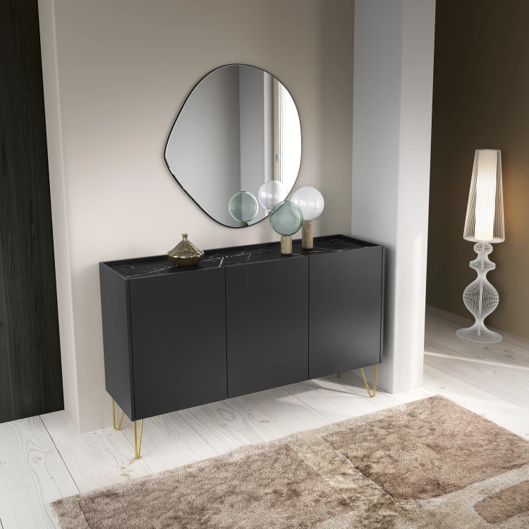 Czarna komoda Harmony K144 z marmurowym blatem ustawiona w nowoczesnym salonie przy ciemnej ścianie z dodatkami glamour
