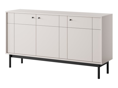 Elegancka komoda do salonu Japandi K154 kaszmir, ujęcie pod kątem eksponujące głębokość bryły i czarny stelaż nóżek