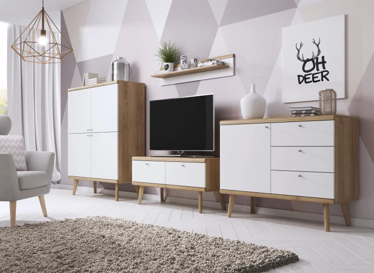 Biała półka Primo P107 zawieszona nad szafką RTV w nowoczesnym salonie, dekoracje i książki na półce