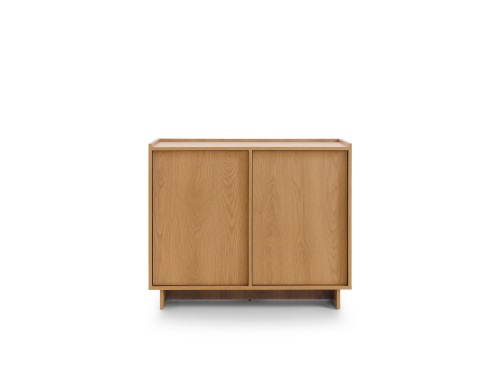 Wysoka komoda Yasumi KW98 w kolorze dąb karmelowy, szerokość 98 cm, wysokość 124 cm, minimalistyczny design bez uchwytów na cokole