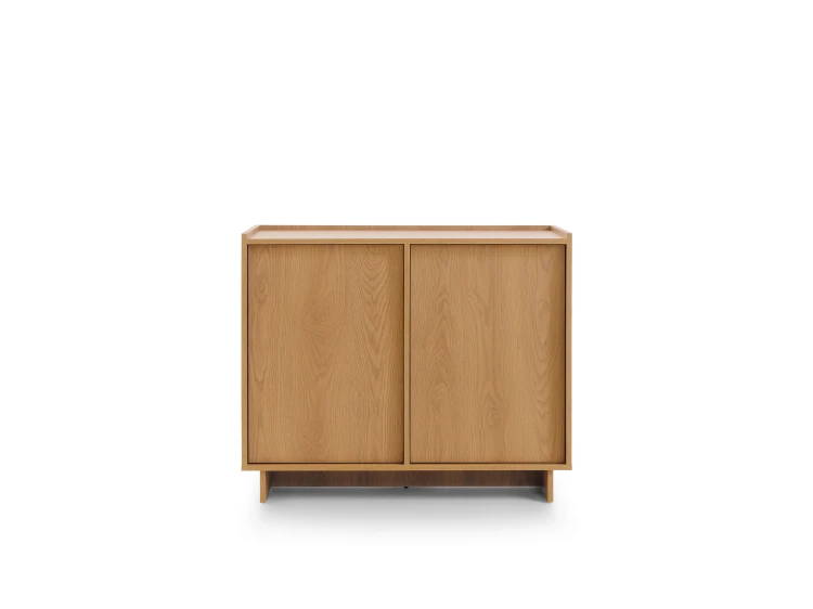 Wysoka komoda Yasumi KW98 w kolorze dąb karmelowy, szerokość 98 cm, wysokość 124 cm, minimalistyczny design bez uchwytów na cokole