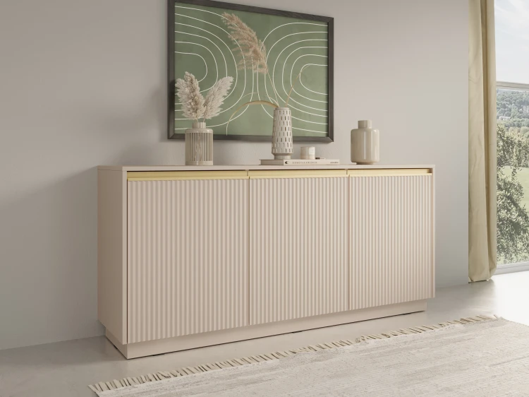 Przestronny salon w stylu modern classic z beżową komodą Royal K154, harmonijna strefa przechowywania i dekoracji
