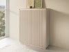 Aranżacja z beżową wysoką komodą Royal KW104 przy ścianie w stylu Modern Classic